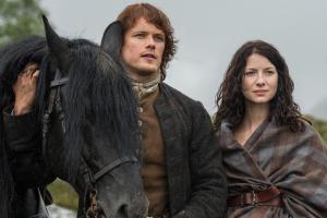 160408-news-outlander-sam-heughan-caitriona-balfe